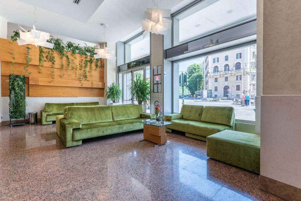 This relaxed hotel next to restaurants is 1.5 km from both Termini train station and the Colosseum. It