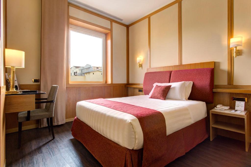 This relaxed hotel next to restaurants is 1.5 km from both Termini train station and the Colosseum. It