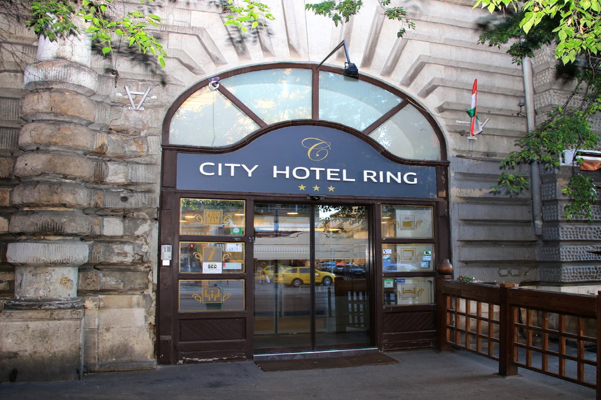 City Hotel Ring