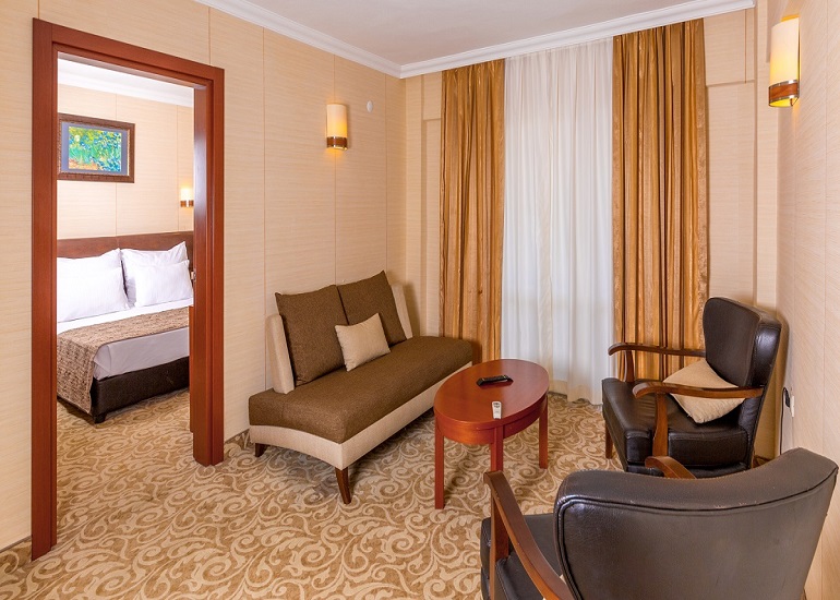 Julian Club Hotel