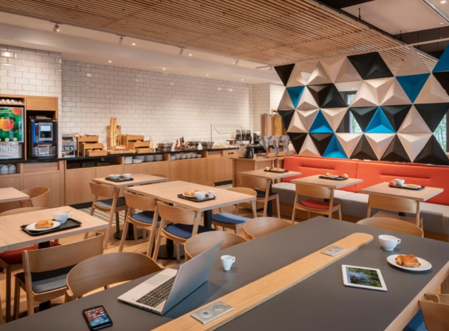 Dining area at Holiday Inn Express Marne