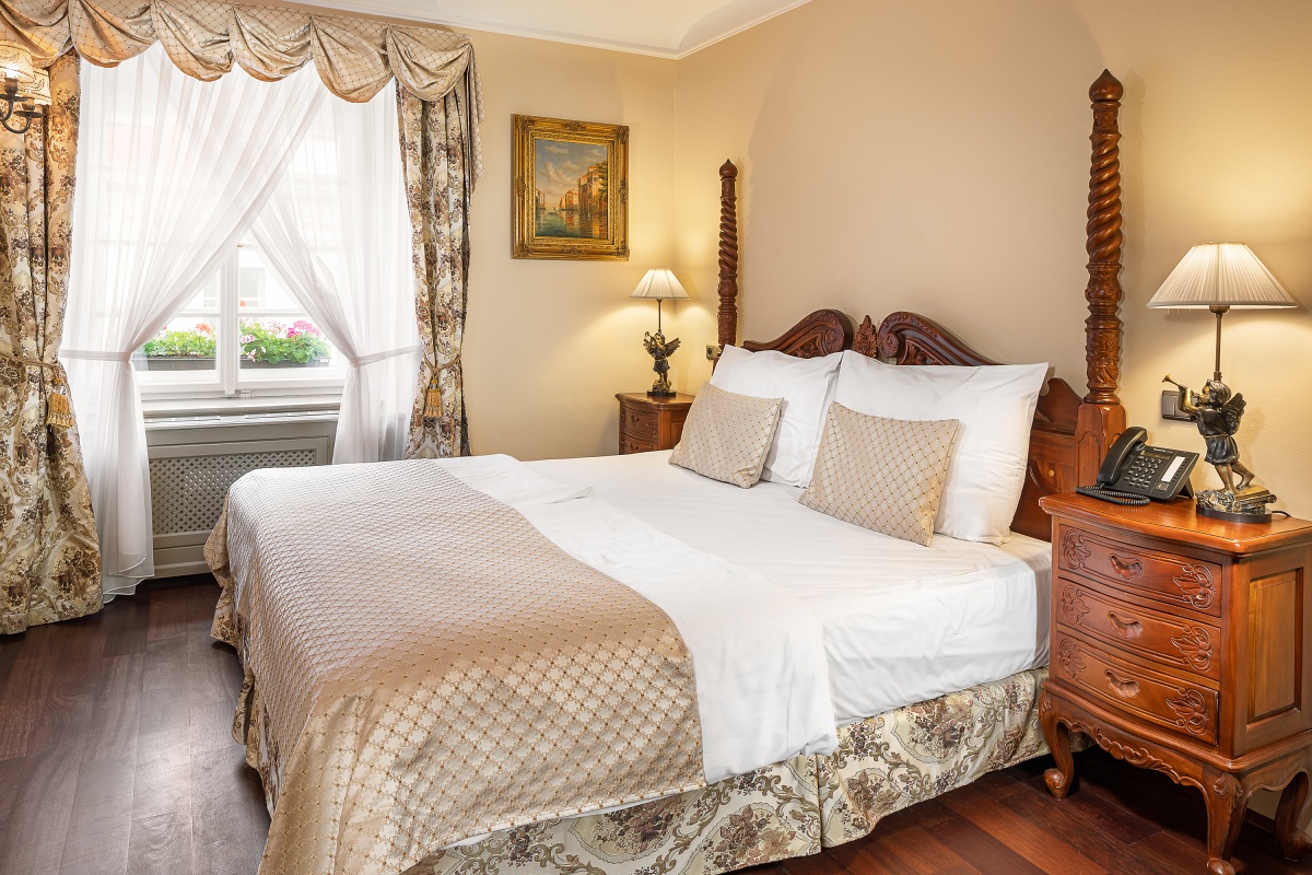 Iron Gate Hotel & Suites